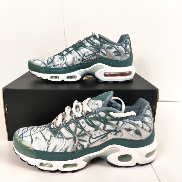 air max plus palm tree